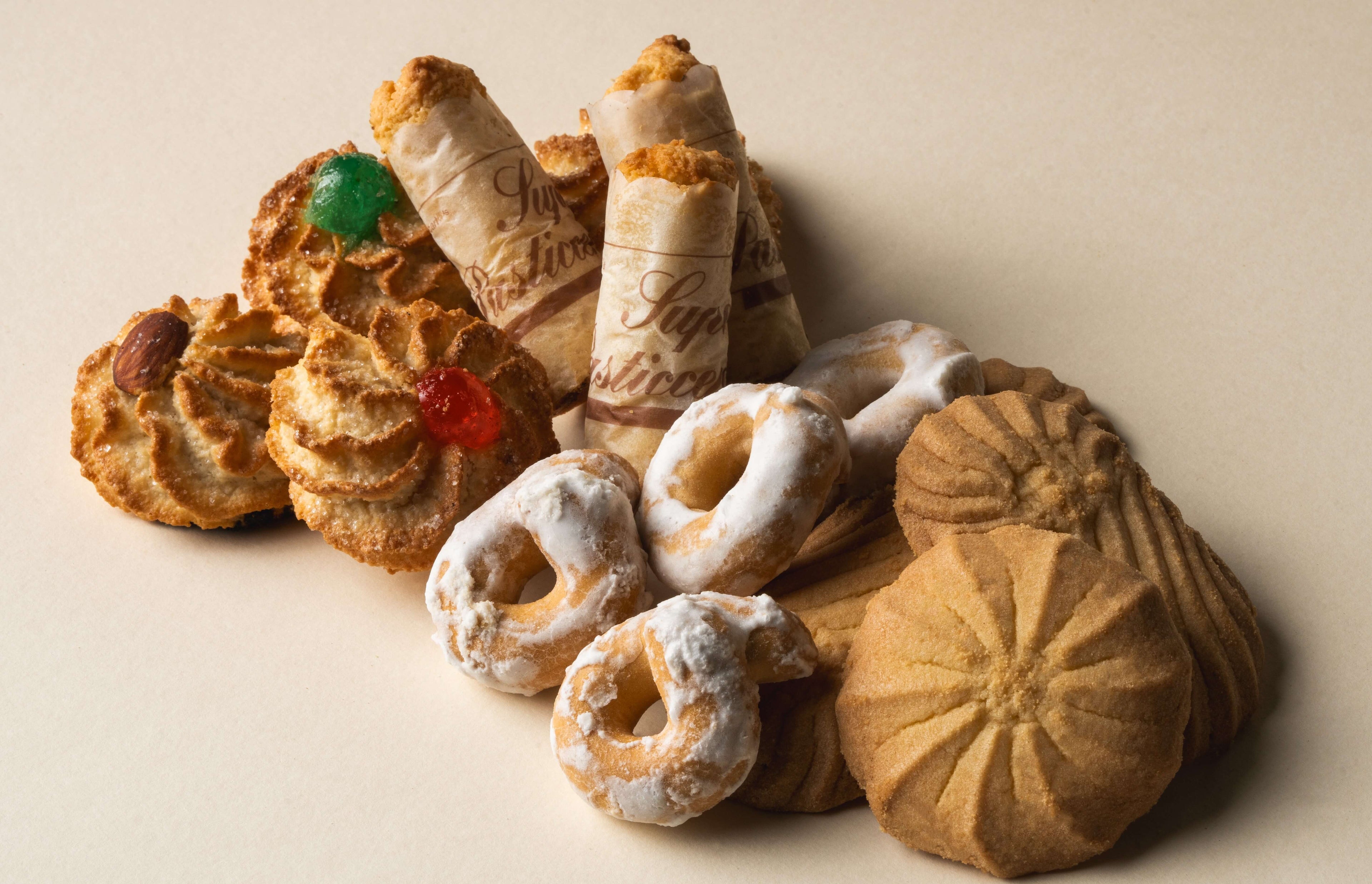 Prodotti da forno artigianali: dessert, cartucce napoletane, biscotti al burro e taralli nasprati

