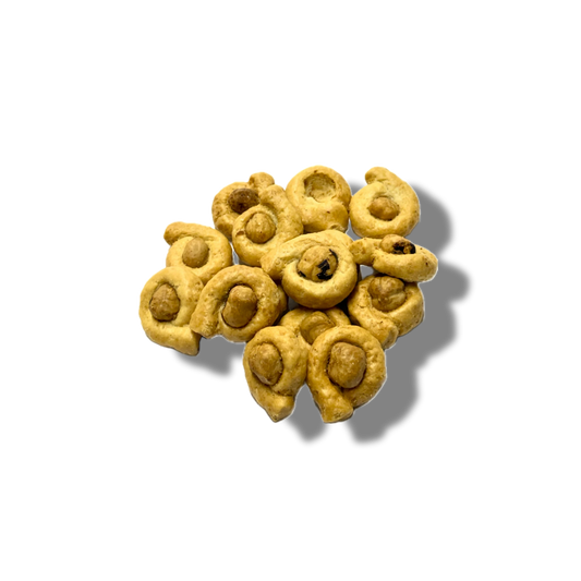 Tarallini all'olio con una nocciola tostata giusto al centro, ottimi per aperitivi e come snack