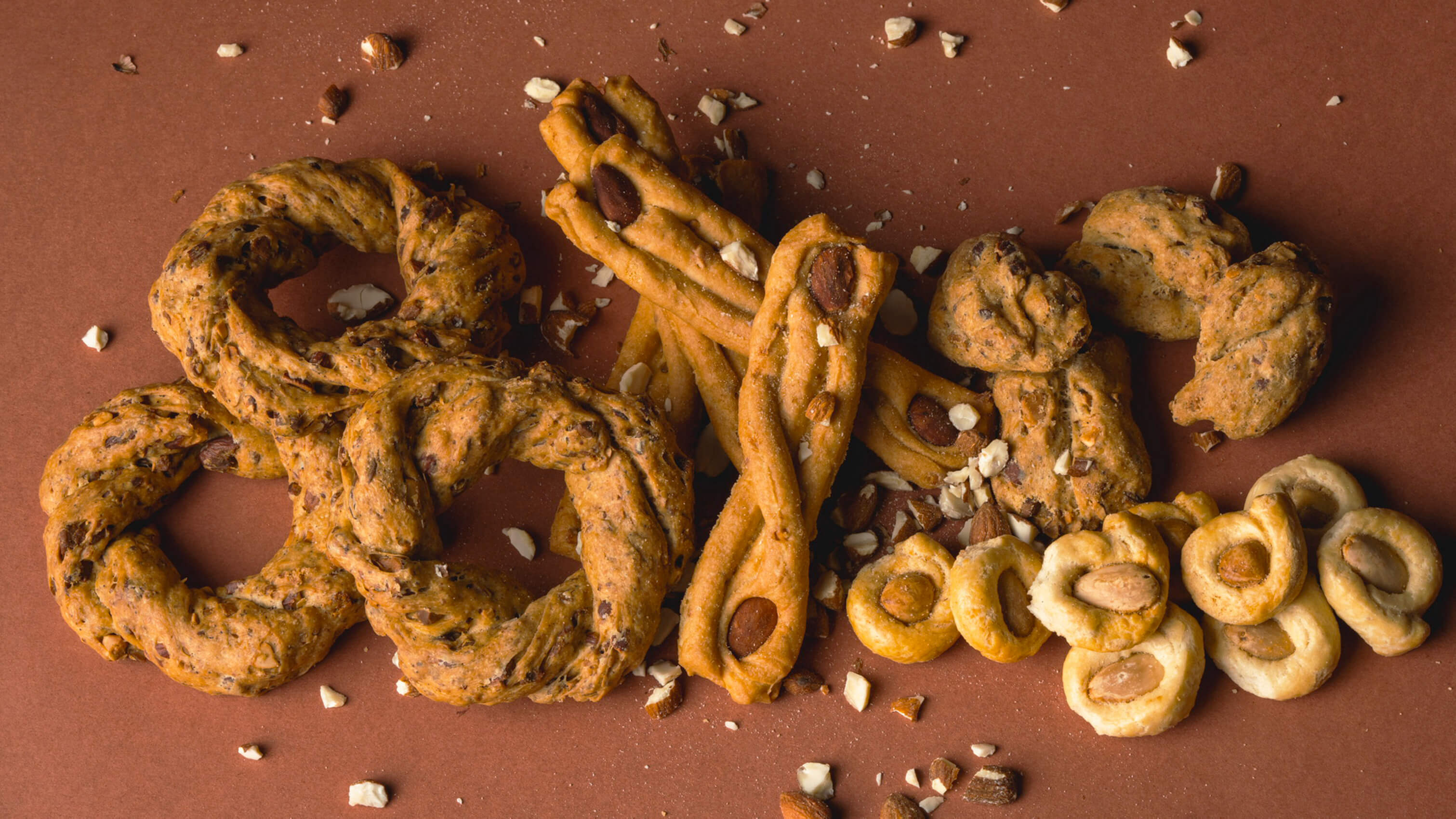 Taralli artigianali salati napoletani: sugna e pepe, treccine all'olio extravergine, bocconcini e mandorlotti
